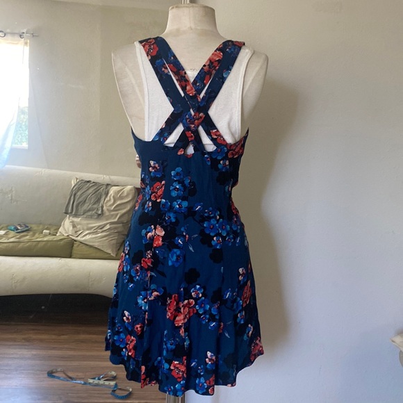 Dress - Picture 8 of 8